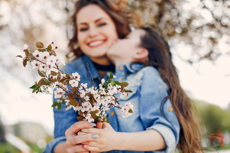 Mama in hčerka simbolna slika