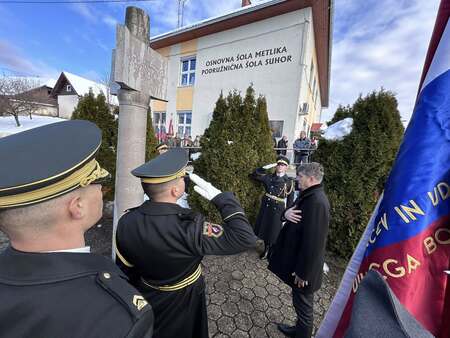 Polaganje cvetja k spomeniku