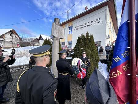 Polaganje cvetja k spomeniku