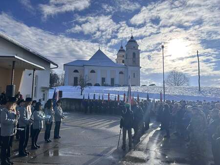 Udeleženci prireditve ter člani Mestne godbe Metlika