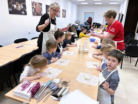 Otroci na delavnici peke pogač