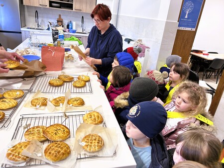 Otroci ogledujejo pečene pogače