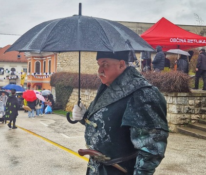 Maškara pod dežnikom