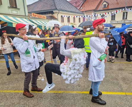 Pustna povorka - jagnje na ražnju
