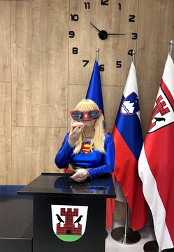 Županja Občine Metlika Martina Legan Janžekovič zamaskirana v "super žensko"