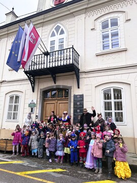Maškare iz Otroškega vrtca Metlika - skupinska slika z županjo pred Občino