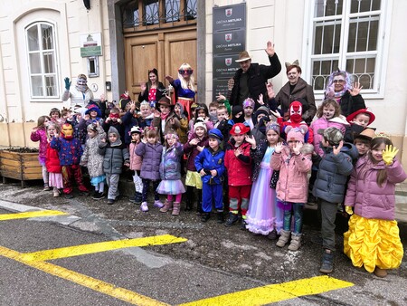 Maškare iz Otroškega vrtca Metlika - skupinska slika z županjo pred Občino