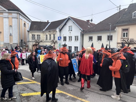 Maškare iz OŠ Metlika in iz Šole zdravja iz Bleda