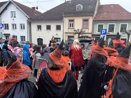 Maškare iz OŠ Metlika in iz Šole zdravja iz Bleda