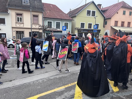 Maškare iz OŠ Metlika in iz Šole zdravja iz Bleda