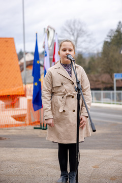 Nastop učenke OŠ Podzemelj - Uradna predaja mostu v Gradacu