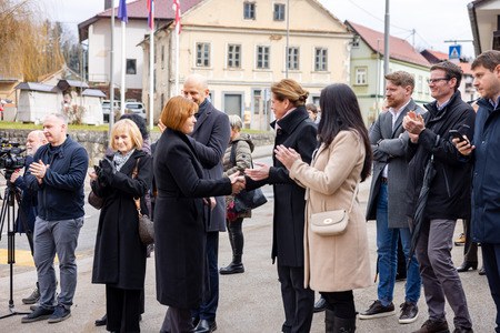 Rokovanje županje in ministrice - Uradna predaja mostu v Gradacu