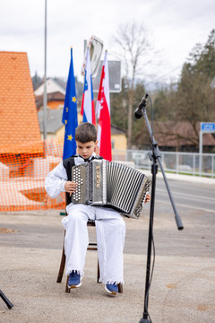 Nastop učenca OŠ Podzemelj - Uradna predaja mostu v Gradacu