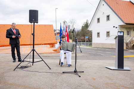 Nastop učenca OŠ Podzemelj - Uradna predaja mostu v Gradacu