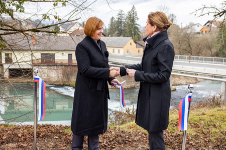Rokovanje ministrice in županje po prerezu traku - Uradna predaja mostu v Gradacu