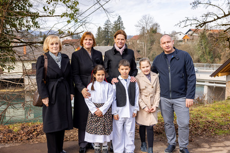 Županja, ministrica, podžupanja, predsednik KS Gradac in nastopajoči otroci - Uradna predaja mostu v Gradacu