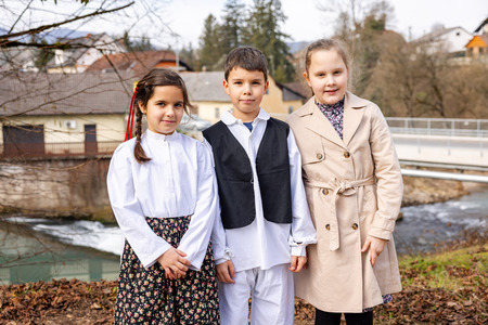 Nastopajoči otroci - Uradna predaja mostu v Gradacu