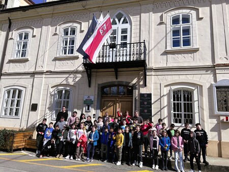 Skupinska slika otrok z županjo