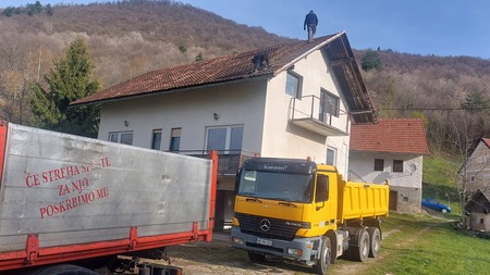 Slika pričetka del na strehi